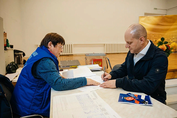 Сегодня пришел на избирательный участок 🗳 Считаю своим долгом отдать голос за достойных кандидатов. Вместе со мной участие в голосовании приняли жительница…