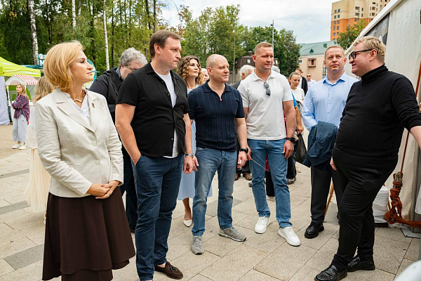 Вместе с Сергеем Пахомовым, депутатским корпусом посетили театральный фестиваль в Центральном парке. Программа разнообразная: от кукольных представлений для…