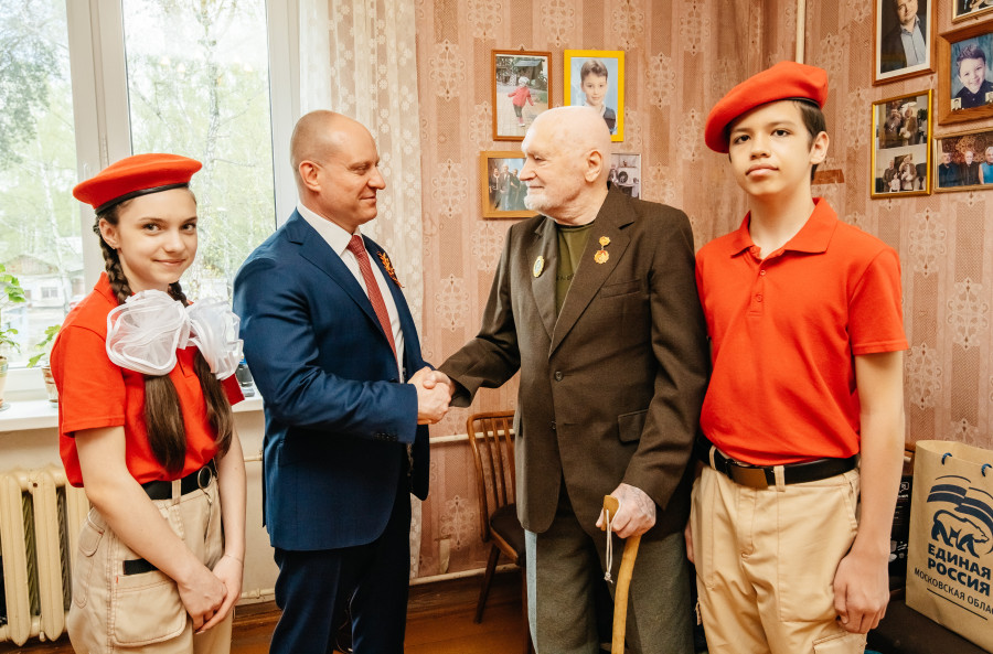 Максим Красноцветов поздравил Ветерана ВОВ