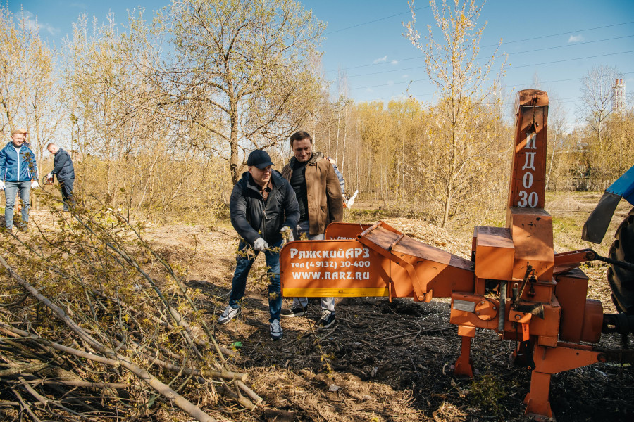Максим Красноцветов и Сергей Александрович Пахомов приняли участие в субботники