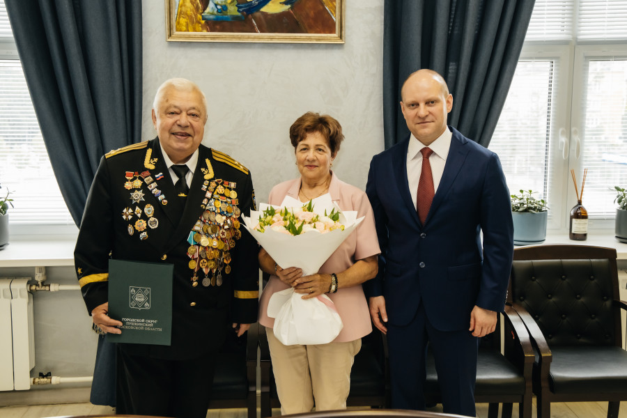 Максим Красноцветов поздравил семью Клюевых