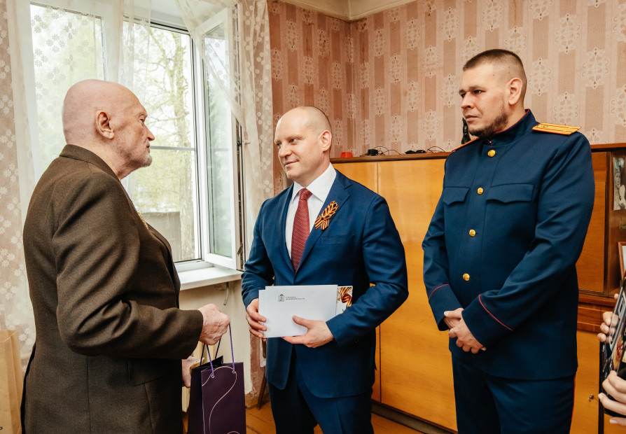 Глава Пушкинского Максим Красноцветов совместно с руководителем следственного отдела по городу Пушкино Ивашкиным Евгением Михайловичем поздравили Ветерана ВОВ Белова Михаила Ивановича
