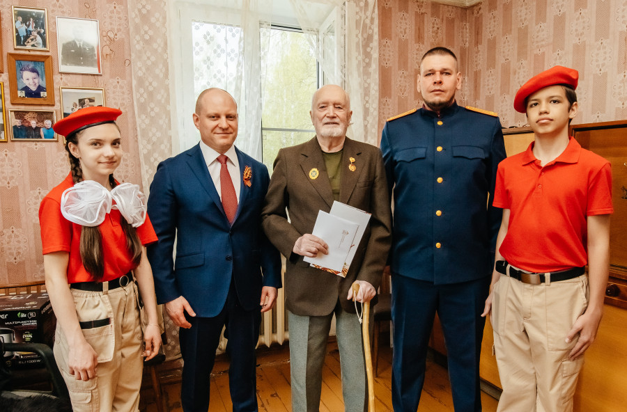Глава Пушкинского Максим Красноцветов совместно с руководителем следственного отдела по городу Пушкино Ивашкиным Евгением Михайловичем поздравили Ветерана ВОВ Белова Михаила Ивановича