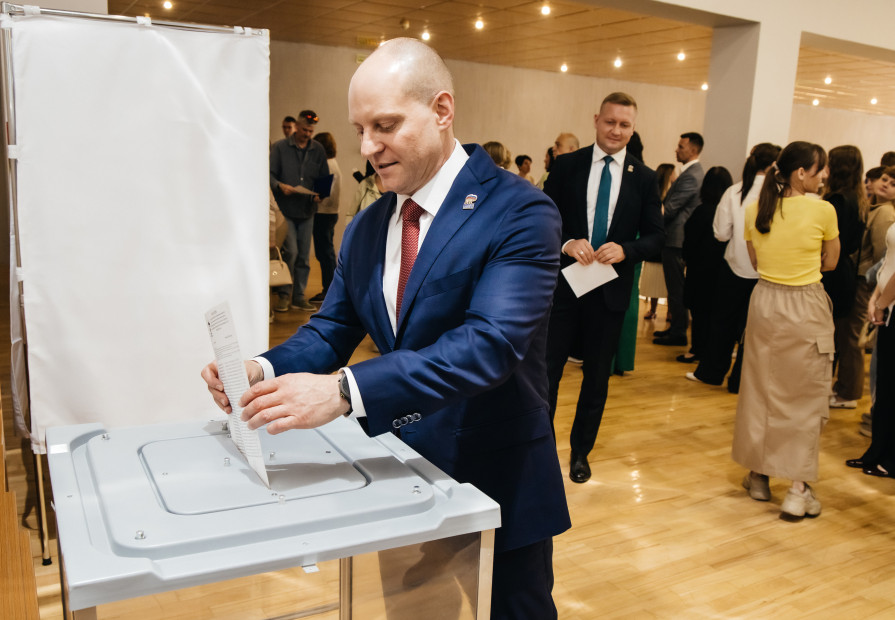 Глава Пушкинского Максим Красноцветов