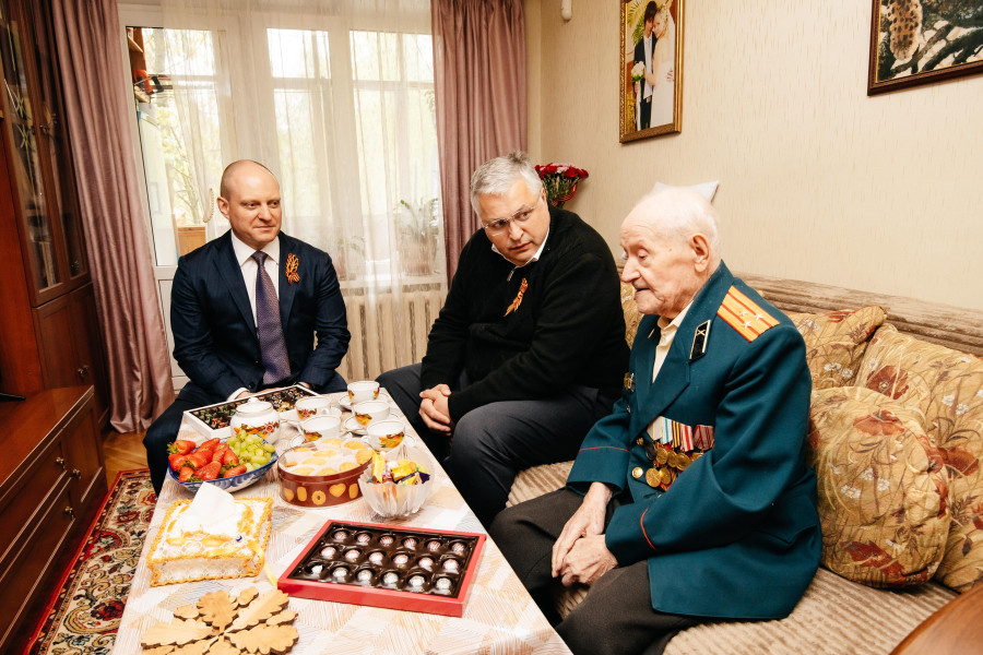 Глава Пушкинского совместно с Министром ЖКХ Григорьевым Кириллом  Борисовичем  поздравил Ветерана ВОВ