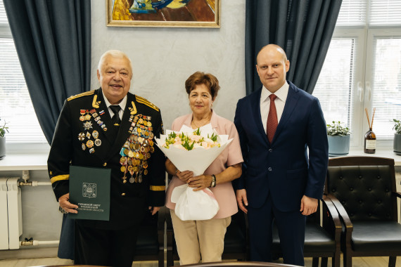 Максим Красноцветов поздравил семью Клюевых