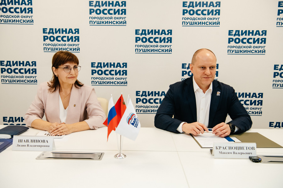 в местном отделении партии «Единая Россия» проходят встречи с жителями.