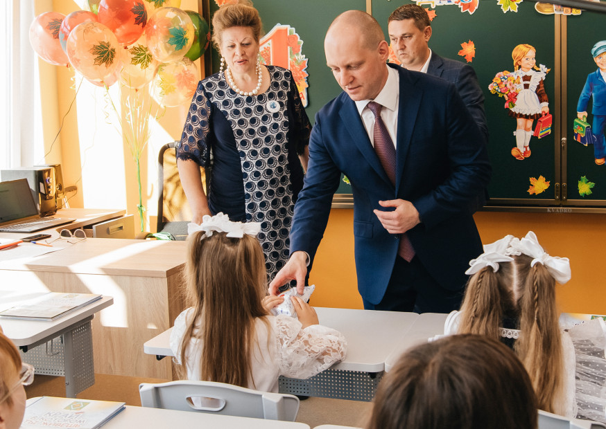 Глава Пушкинского Максим Красноцветов  открывает гимназию №3 в Ивантеевки
